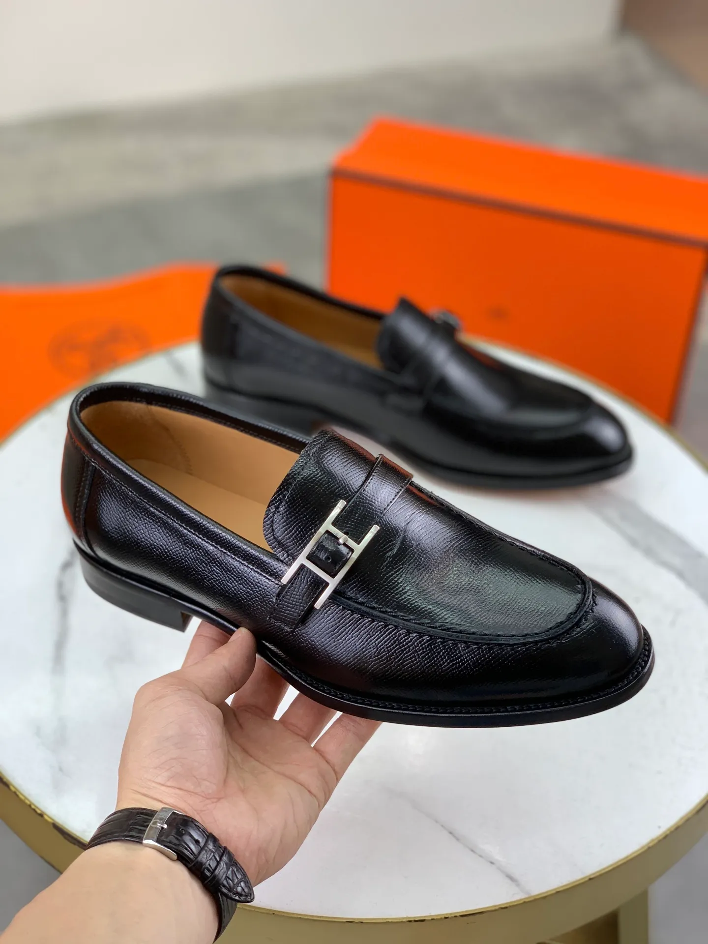 Factory price P980 💰💎💎💎 Original genuine leather outsole Brand: Hermès Grade: Same as the official website Original quality materials: Original soft calfskin Water-dyed cowhide lining Original Italian genuine leather outsole Style categories: Men's fashion Formal casual leather shoes Slip-on men's shoes series Young fashion European and American trends British style Code number: 39-45 (38.46 can be customized)